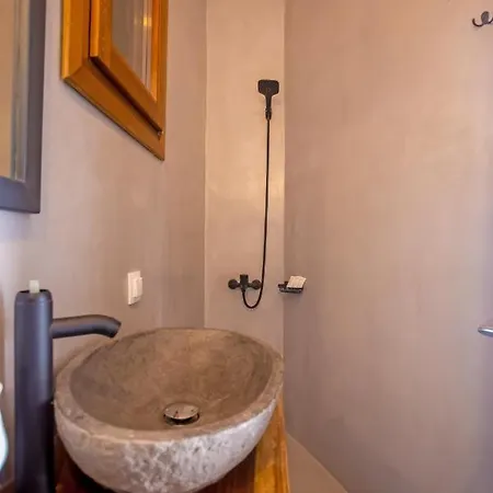 Terra White Seaview Pool & Apartamento